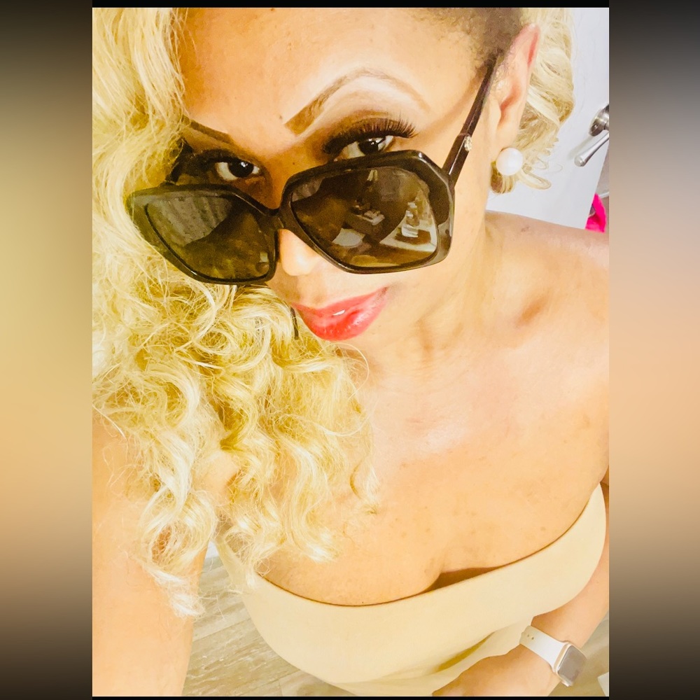 Women’s 💚sunglasses 🕶️(Gucci)💚 - Picture 9 of 11